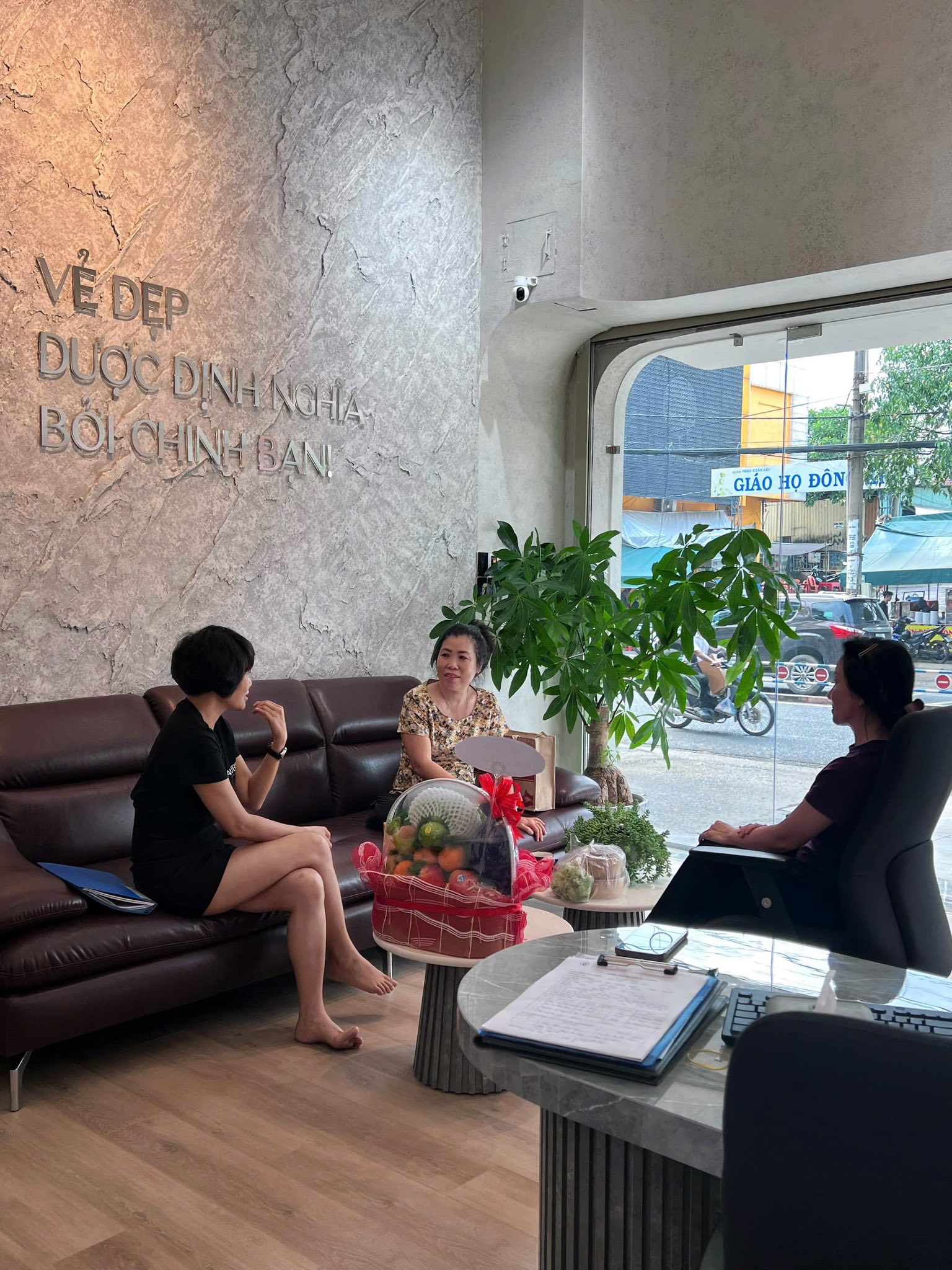 I Am Beauty-Đón tiếp khách hàng